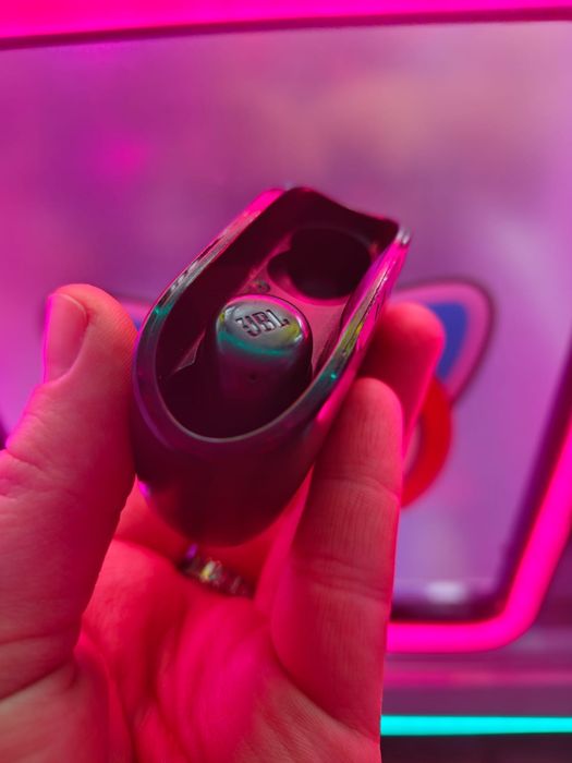 JBL słuchawki bezprzewodowe dokanałowe słuchawka etui ładujące case