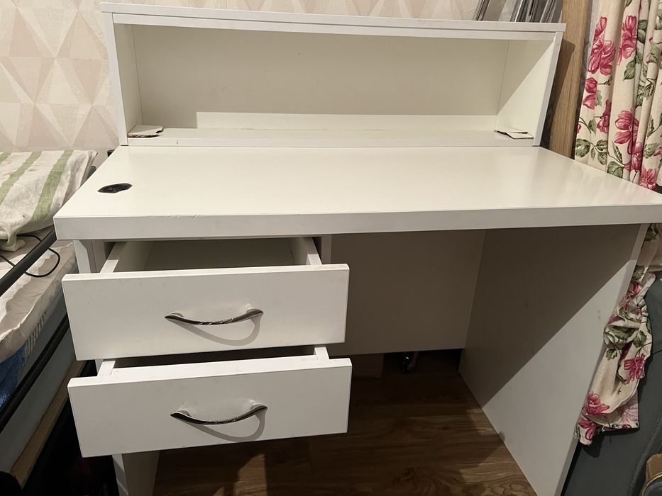 Білий стіл для письма, в офіс, на рецепшн