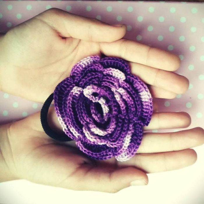 Elástico com flor feito à mão