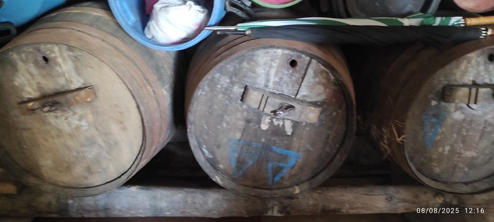 Balseiro e pipas de carvalho.