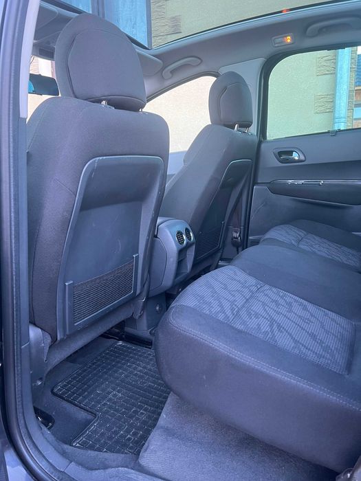 Продається гарний та економний  сімейний Пежо 3008