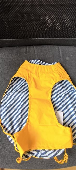 Roupa de chuva e mala para o cão