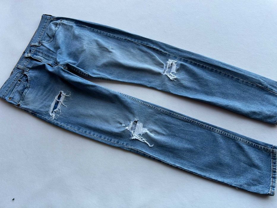 Levi's _ Spodnie jeansowe z przetarciami w34