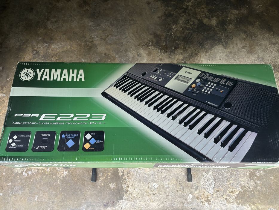 Piano Yamaha PSR E223 com suporte