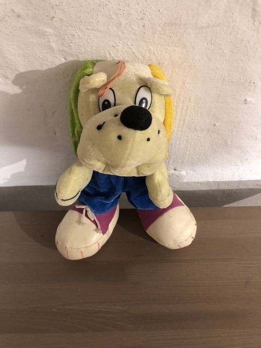 Pies w butach i kolorowych uszach