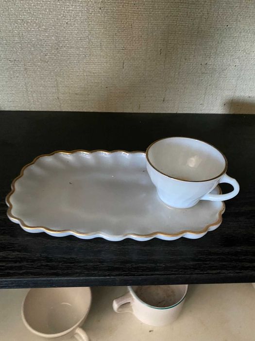 conjunto de pequeno almoco prato longo com chavena branca e dourada
