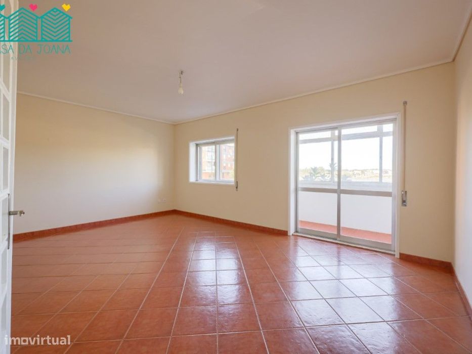 Apartamento T3 com Garagem Fechada em Esgueira