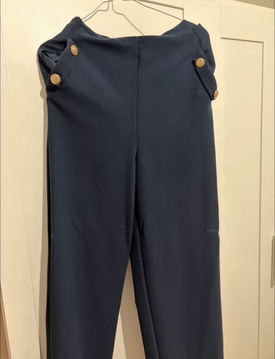 Calcas elegantes com botoes dourados