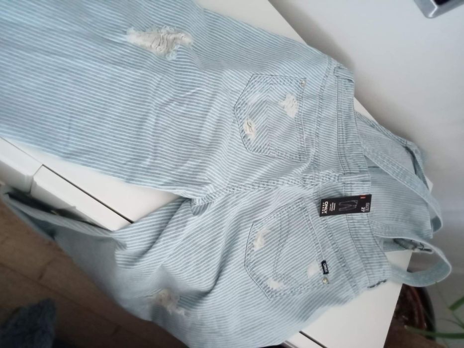 Spodnie ogrodniczki z przetarciami, spodnie boyfriend jeansy