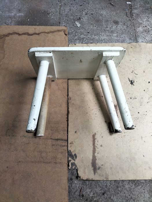 Stary taboret zydelek z PRL