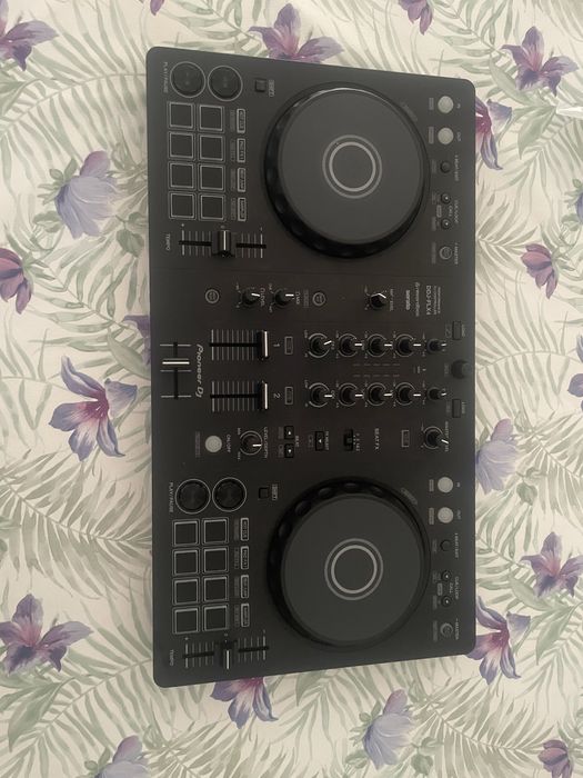 Mesa de dj em otimo estado