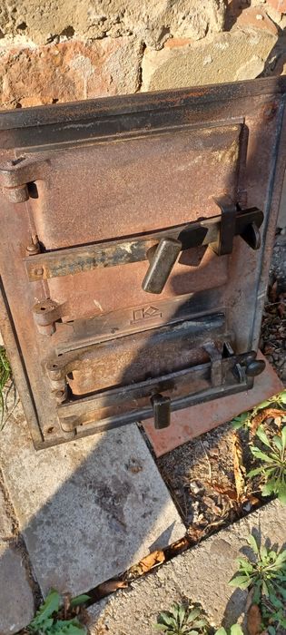 Stare żeliwne drzwiczki do pieca