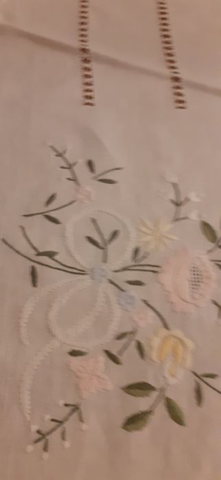 Encantadora Toalha de Linho Bordados Manuais