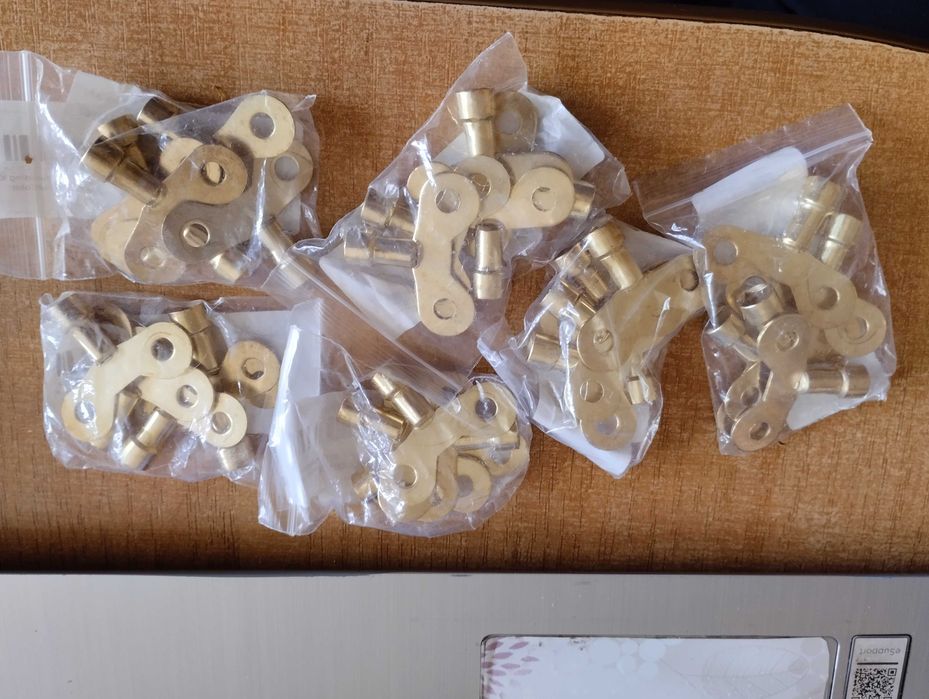 kluczyk metalowy z otworem kwadratowym