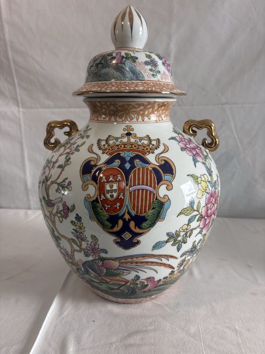 Marca Qianlong  Pote porcelana chinesa do Século XIX, com as armas Dom João V Marca Qianlong