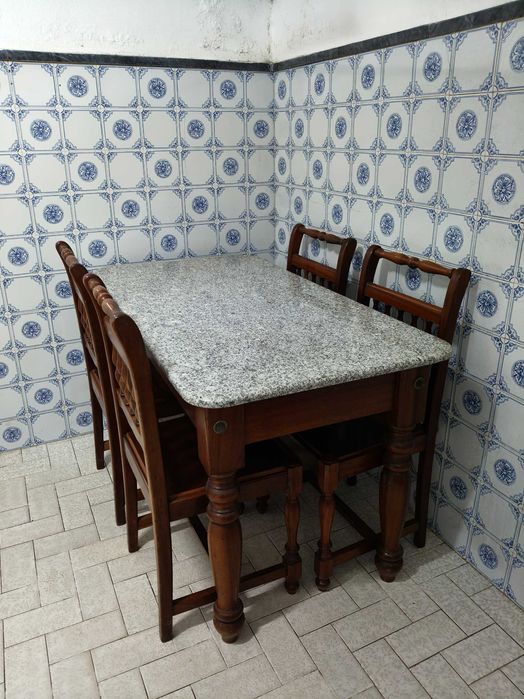 Mesa de cozinha com tampo em granito