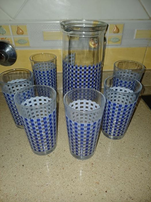 Conjunto de caneca com 6 copos