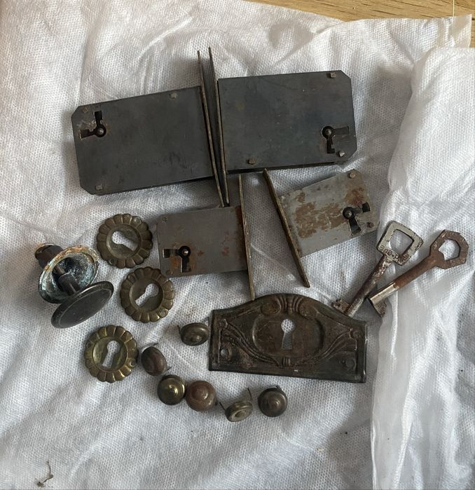 Stare zamki i mosiezne ozdoby do mebli