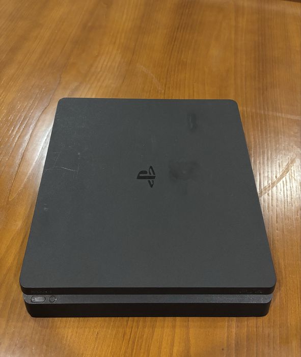 PS4 Slim 500GB + 2 Comandos + Let’s Sing Queen + Micro