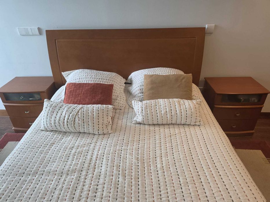 Mobília de quarto de casal em cerejeira como novo 600 euros