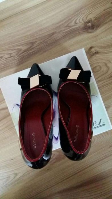 Czółenka z kokardą