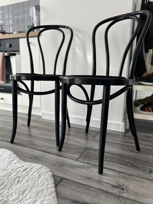 Dwa czarne gięte drewniane krzesła Fameg