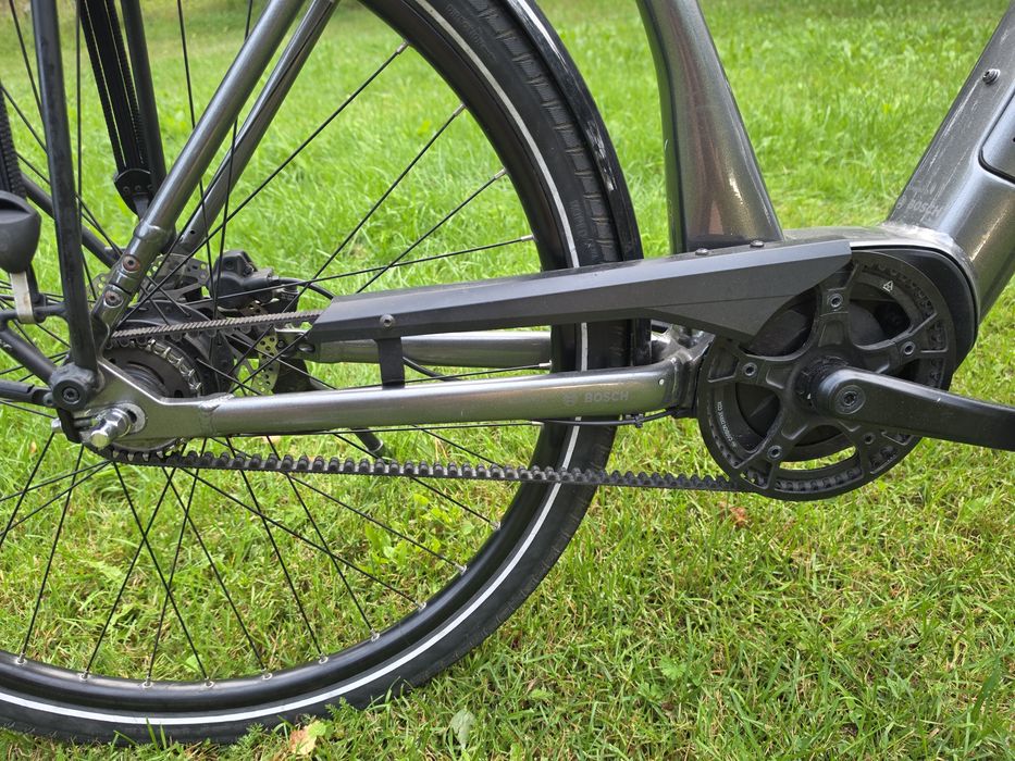 Elekrtyczny TREK District+ 7 – Bosch Active Line Plus 500 Wh – pasek – 2023 – Brooks B135 - Ładowarka Bosch