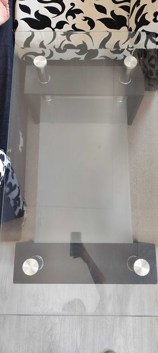 Mesa de centro com tampo em vidro e prateleira em vidro fosco