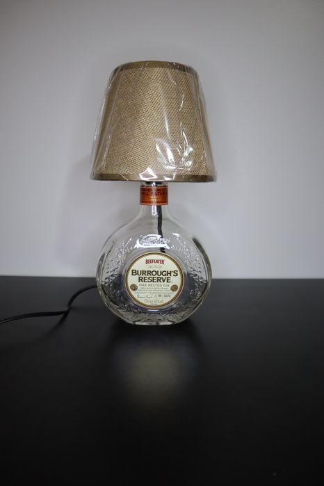 Candeeiro com garrafa de Burrough's Reserve