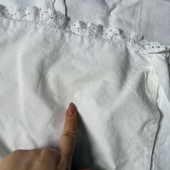 Білі наволочки на диванні подушки з мереживом