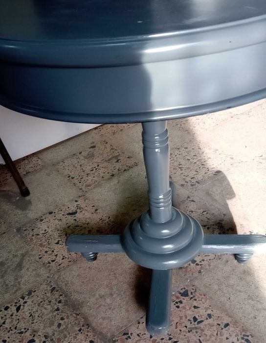 Mesa redonda, cinza, com 62 cm alt e 57 diametro, por 20€