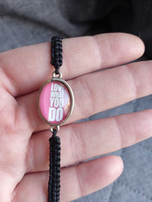 Bransoletka pleciona ze sznurka zaciągana z grafiką czarna