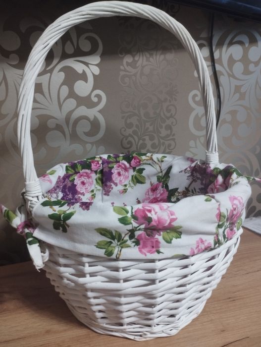 Продам великодній кошик з чохлом.
