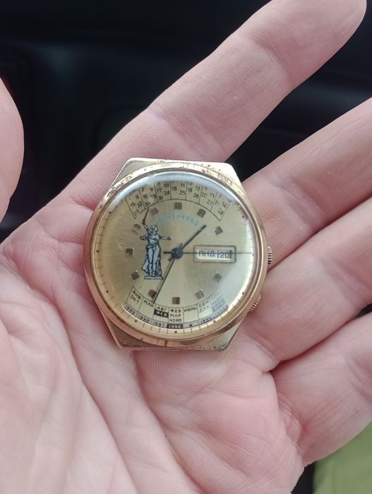 Годинник Ракета коледж.