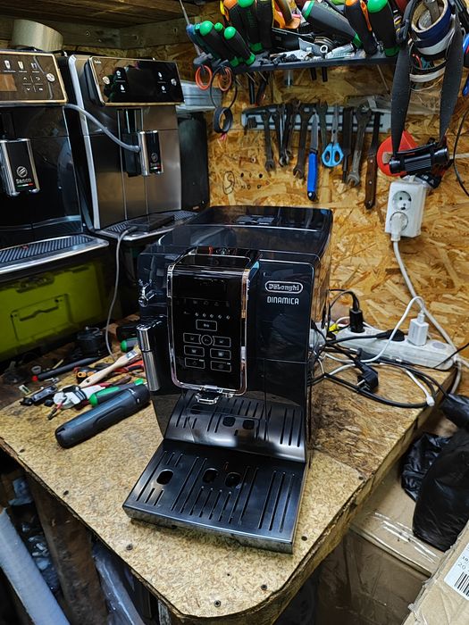 Кофемашина, кавоварка Delonghi Dinamica