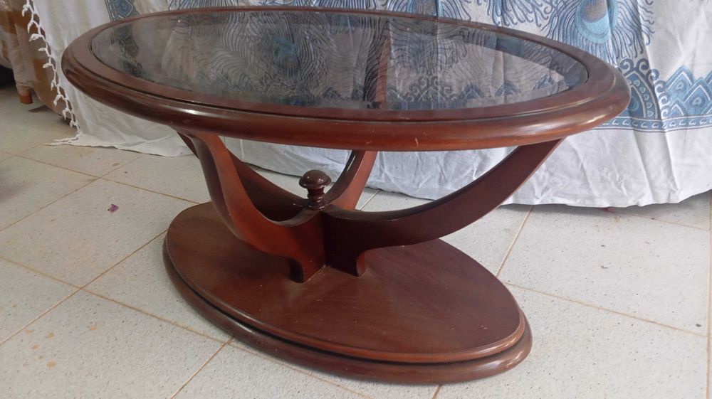 Mesa de Centro Oval em Madeira com Tampo em Vidro