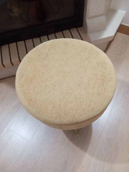 Vendo puff amarelo torrado com.pes dourados