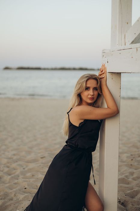 Чорна шовкова сукня