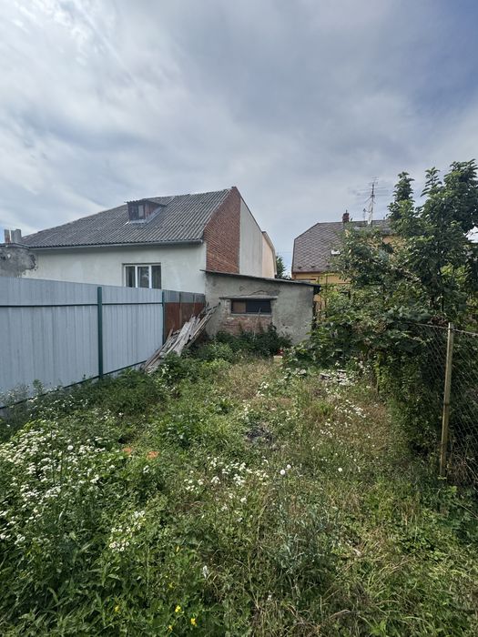 Продаж: частини будинку   з гаражем у центрі Ужгорода терміново