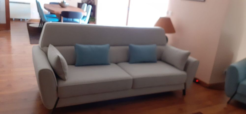 Sofa comprido cinzento