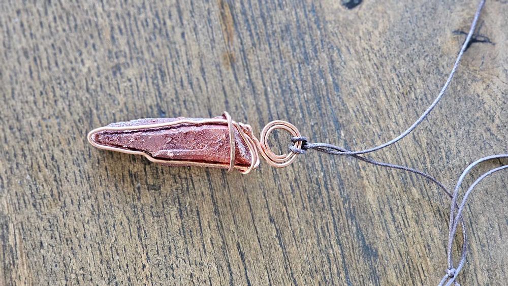 Wisiorek naturalna ruda oprawiona w miedź