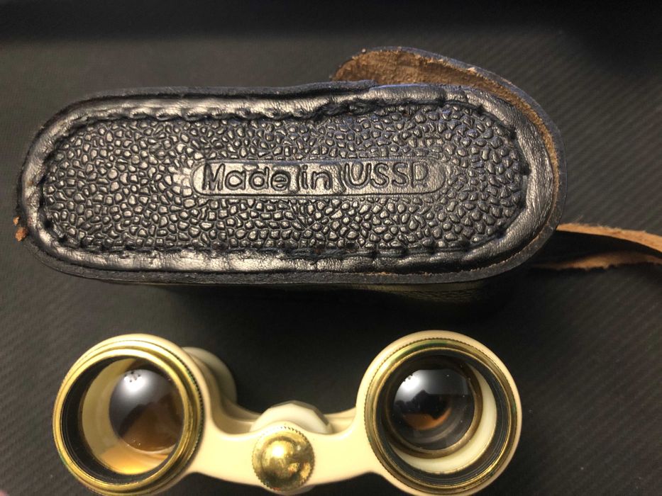 Бінокль театральний з чохлом.