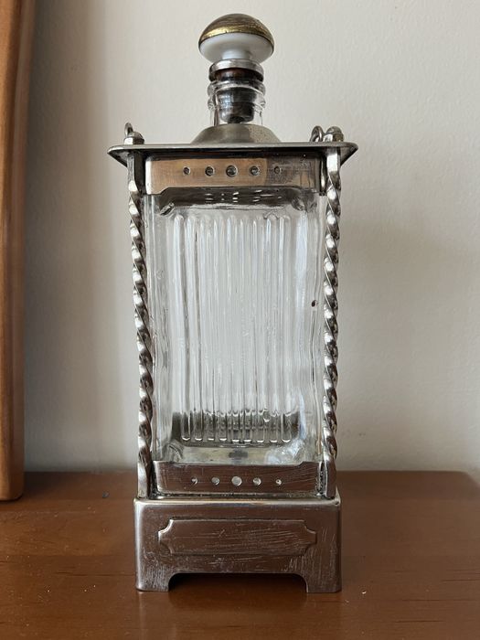 Garrafa antiga com caixa de musica a funcionar