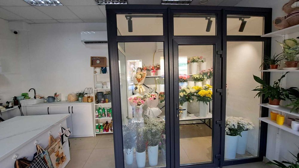 Холодильна вітрина для квітів, холодильник.