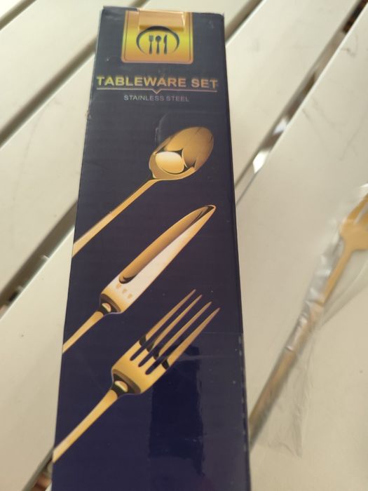 Faqueiro dourado com trinta peças, novo