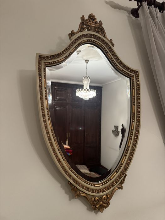 Espelho antigo com forma irregular