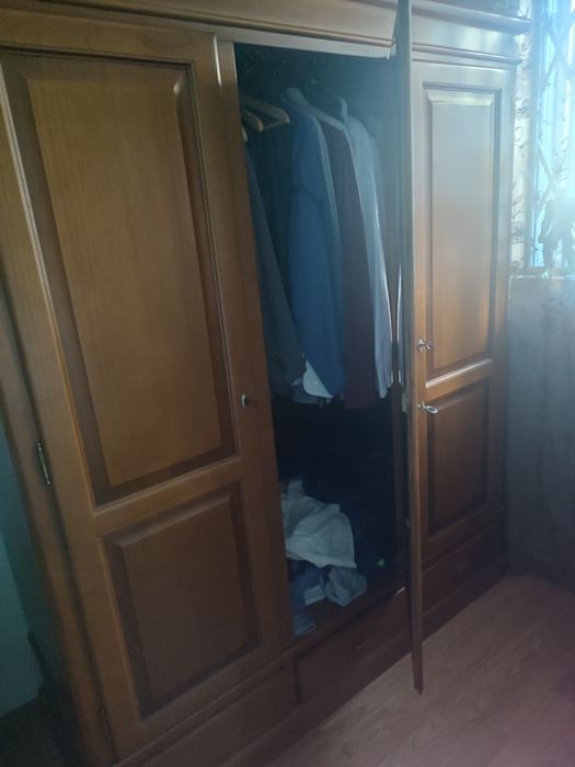 Armário de quarto com três portas