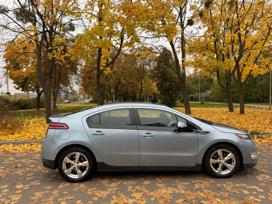 Chevrolet volt 2013 року 1.4 гібрид
