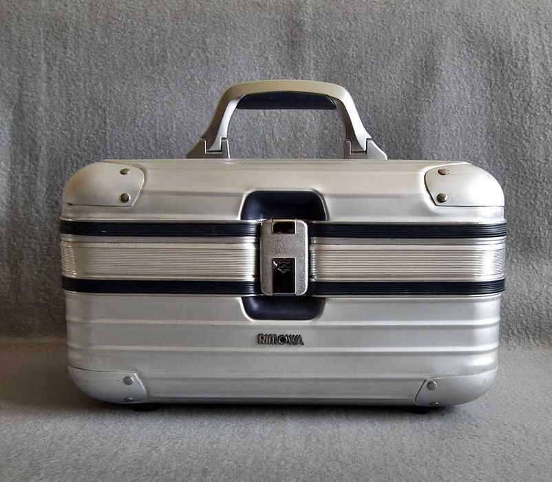 Aluminiowy kuferek na kosmetyki RIMOWA Silver Integral
