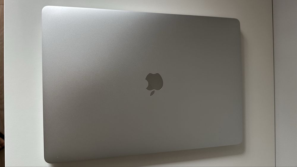MacBook Pro 15 2019 A1990. i7. 16GB. 512GB SSD. Touch Bar